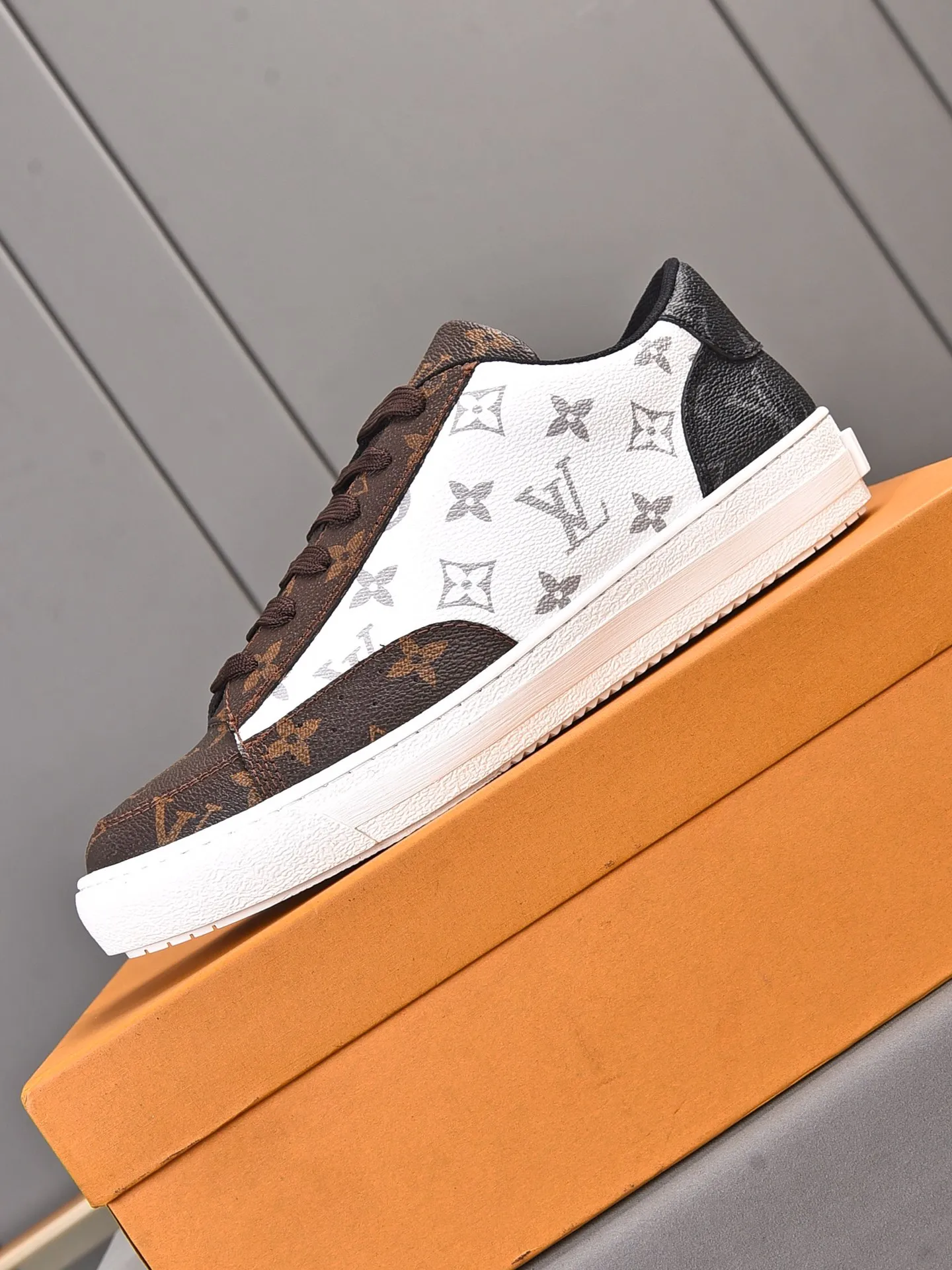 💰💰💰P420 [LV's latest model] New casual Korean-style men's shoes, new autumn and winter design, perfect workmanship, cabinet quality, upper PVC material, breathable mesh lining; soft and comfortable, original rubber outsole super light Wear-resistant, simple, versatile fashion men's shoes, bright colors Two colors available Size 38--44 (45 46 customized)